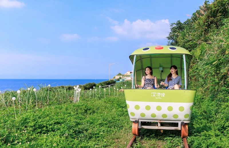 新北市觀旅局表示，「深澳鐵道自行車」是目前台灣唯一的海岸線鐵道自行車路段，可一邊騎乘一邊欣賞絕美山海風光，且全程以腳踩前進，符合永續發展理念。（新北市觀旅局提供）中央社記者黃旭昇新北市傳真  113年1月19日