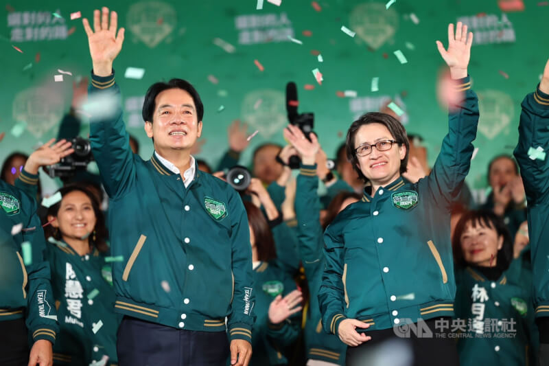 民進黨正副總統候選人賴清德（前左）、蕭美琴（前右）13日晚間宣布贏得2024總統大選，兩人揮手回應現場支持者熱情歡呼。（中央社檔案照片）