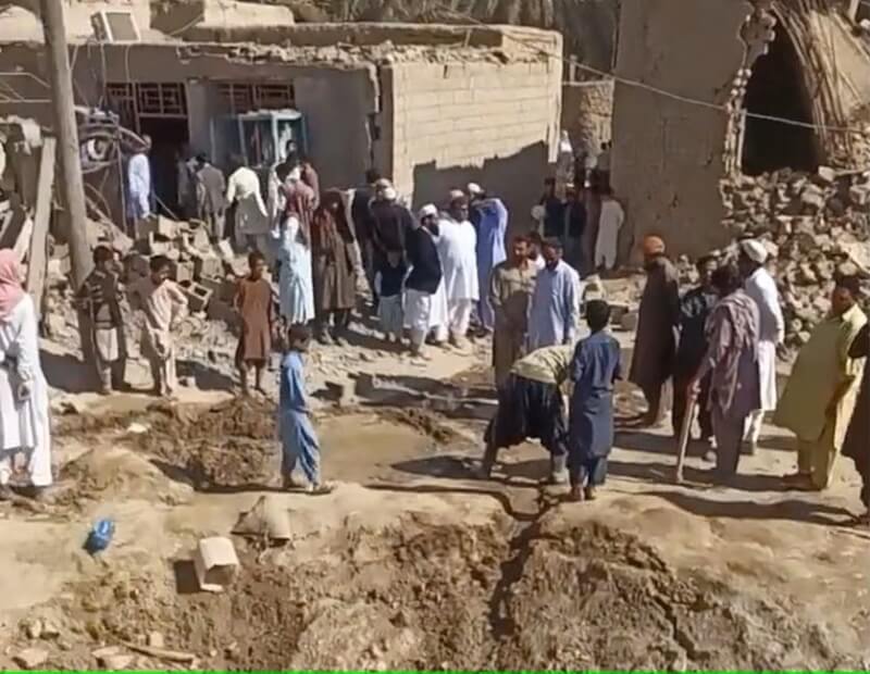 圖為18日伊朗村莊遭巴基斯坦空襲後，民眾聚集在廢墟旁。（路透社）