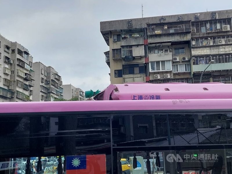 台北市警消20日中午獲報在中華路2段附近路口發生意外，人員到場發現為1輛吊車在工地外施工時，駕駛疑因操作不慎，導致吊車吊臂撞毀停等紅燈的公車車頂。（翻攝畫面）中央社記者劉建邦傳真  113年1月20日