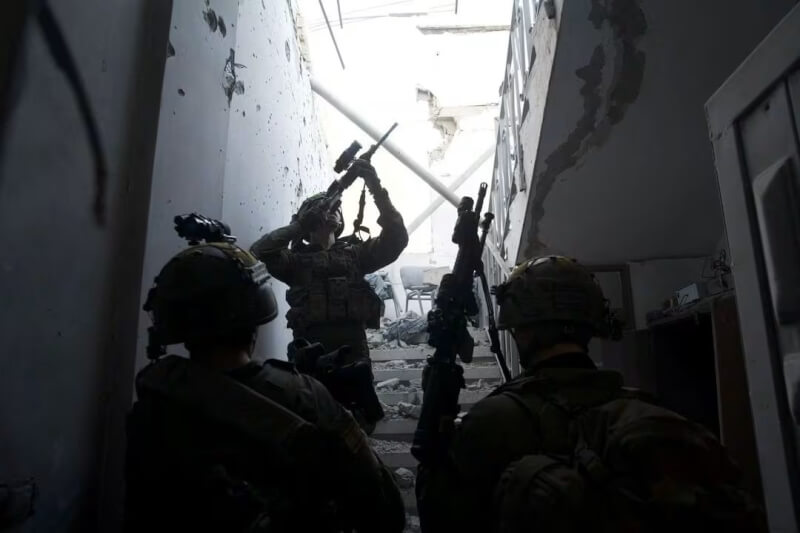 以色列軍人19日持續在加薩走廊一帶進行軍事行動。（Israeli Army Handout via 路透社）