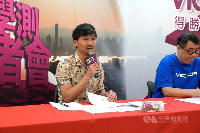補教老師陳建州(左起)、解創智20日分析113學年度學科能力測驗數學A考題,預估整份試題比112年稍難,對中段考生較不利。中央社記者陳至中台北攝 113年1月20日
