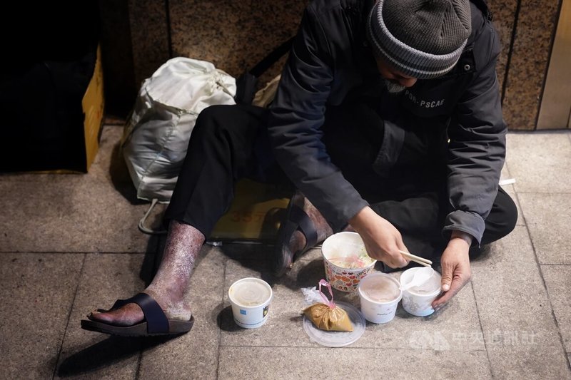 社團法人人生百味文化建構協會為無家者舉辦一年一度的街頭尾牙，2024年活動自19日起一連3天在台北車站周邊舉行，許多街友20日晚間收下愛心餐點，開心飽餐一頓。中央社記者徐肇昌攝　113年1月20日