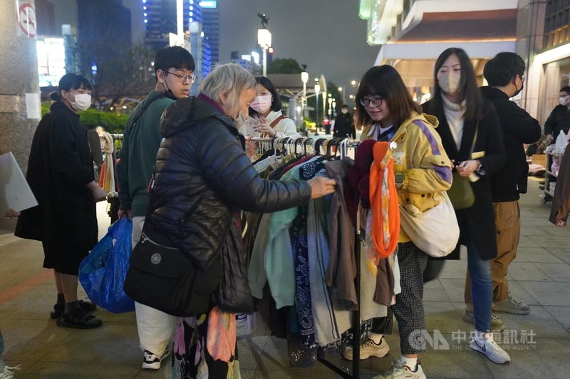 「人生百味2024街頭（愛喲）尾牙」活動19日起一連3天在台北車站周邊登場，除了提供街友溫暖餐點，20日晚間也將募集來的愛心衣物放上衣架，邀請街友前來挑選自己喜歡的服飾。中央社記者徐肇昌攝 113年1月20日