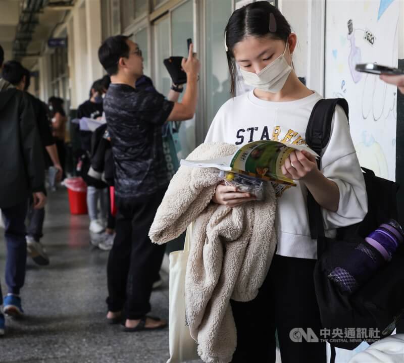 113學年度學科能力測驗20日登場，考生們在考前專注複習，準備應試。中央社記者謝佳璋攝 113年1月20日