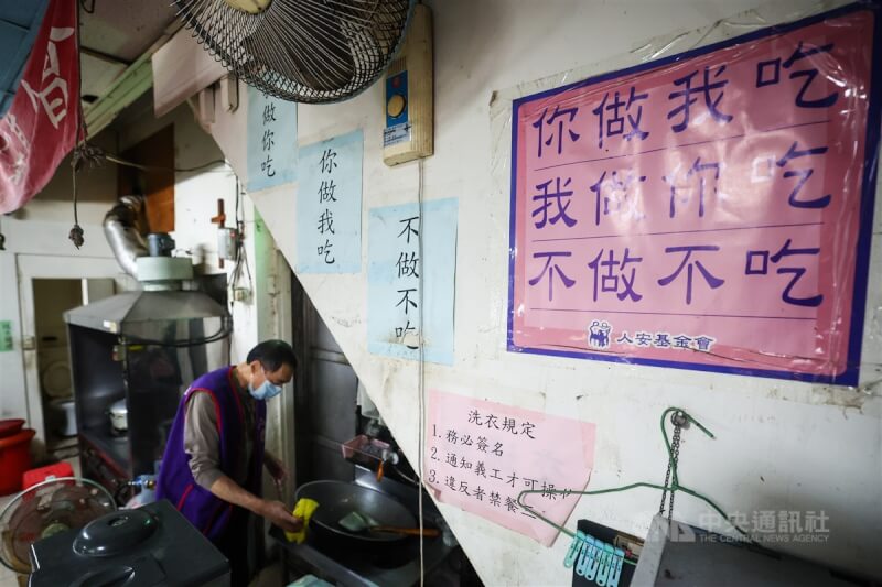 「吃飽」是街友和應援團體都在乎的大事，在人安服務據點裡，日日炊煮分享一頓飯重新定義家。中央社記者王騰毅攝 113年1月20日