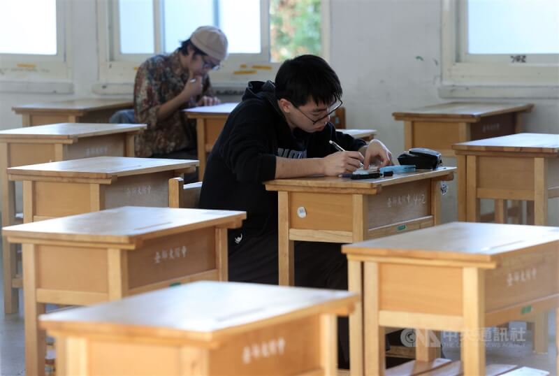 113年學測20日登場，19日下午開放考生查看試場和座位資訊，師大附中試場有學生在應考座位上提前感受考試氛圍。中央社記者郭日曉攝 113年1月19日