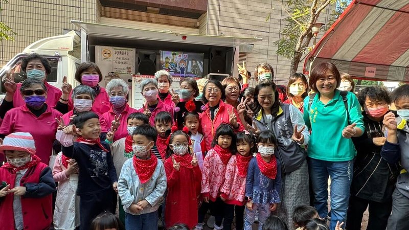 高雄市五甲老人活動中心20日舉辦「祥龍瑞氣迎新春」社區聯歡，安排春聯贈送及祖孫共舞，並於中心周邊辦理市集，為社區帶來熱鬧年節氣氛。（高雄市社會局提供）中央社記者張已亷傳真  113年1月20日