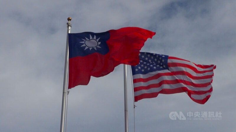 圖為台灣與美國國旗。（中央社檔案照片）