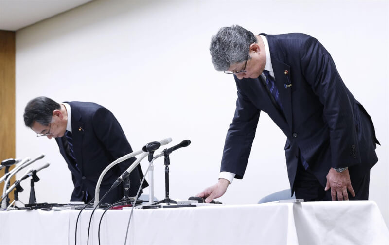 日本自民黨19日召開記者會，塩谷立（左）、高木毅（右）就政治獻金疑雲道歉。（共同社）