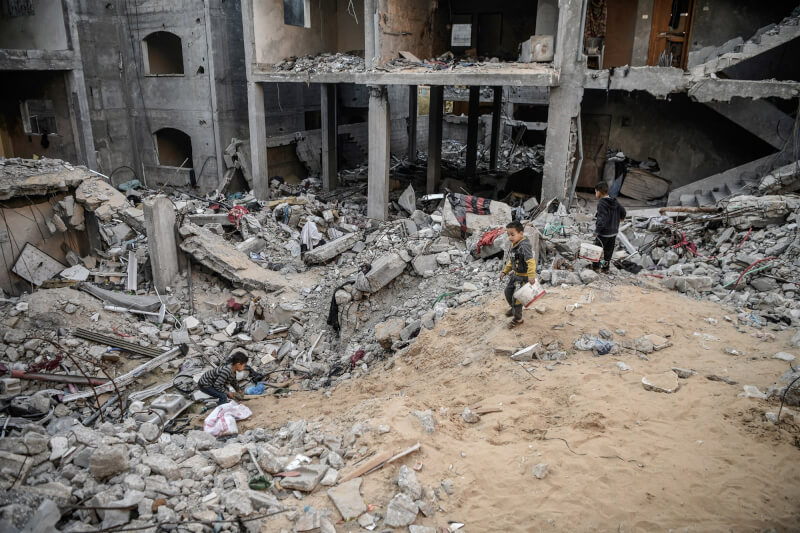 19日加薩走廊被以色列空襲後，建築物毀損。（安納杜魯新聞社）