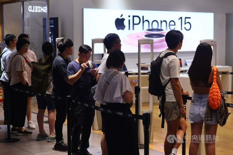 圖為去年9月台北三創園區Apple專賣店外，民眾排隊等待iPhone 15系列新機開賣。（中央社檔案照片）