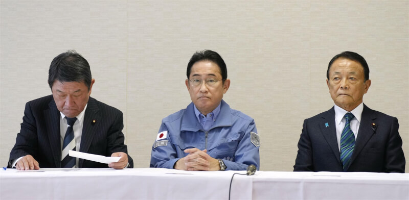岸田文雄（中）5日指示設置黨政治刷新本部。麻生太郎（右）也出席會議。（共同社）