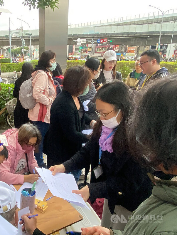 臉書有社團發起罷免新北市長侯友宜連署活動，20日在台北捷運板南線新埔站出口廣場快閃號召群眾響應，有不少人前往填寫支持。中央社記者黃旭昇新北市攝 113年1月20日