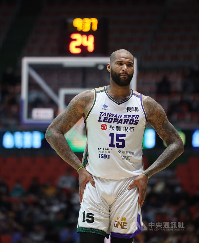 前美國職籃NBA球星卡森斯（DeMarcus Cousins）加盟台灣職籃T1聯盟台啤永豐雲豹隊，20日下午在桃園巨蛋體育館迎來在台首戰，全場繳出13分10籃板5助攻，助隊以119比90拿勝。中央社記者趙世勳攝　113年1月20日