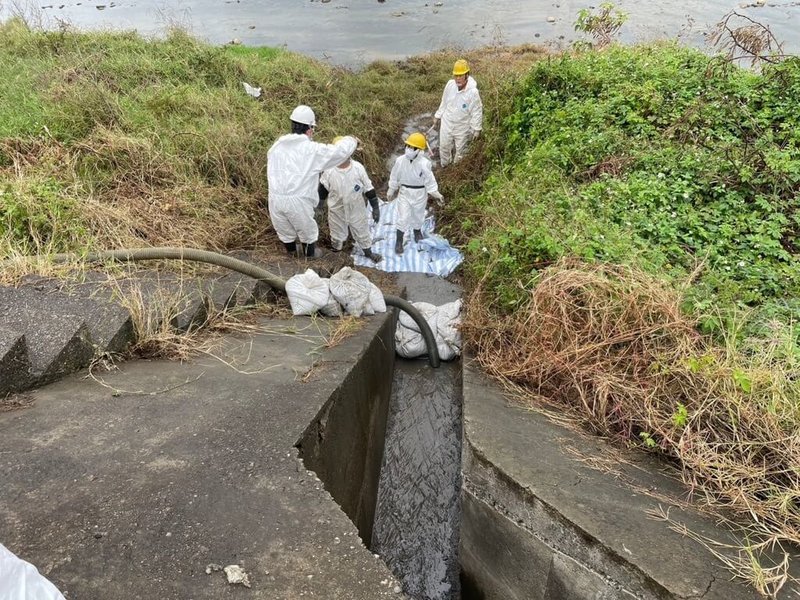 台灣科慕公司觀音廠鹽酸管線破裂，造成大堀溪魚群死亡，桃園市環保局人員到現場進行檢測，已依法告發、最高罰新台幣600萬元，後續也將求償相關死魚清理費用。（桃園市環保局提供）中央社記者葉臻傳真  112年1月21日