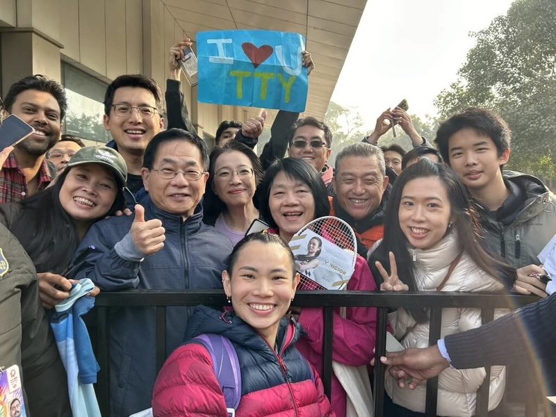 台灣羽球好手戴資穎（前）到新德里參加印度羽球公開賽，駐印度代表葛葆萱秒變球迷，每場比賽都到場觀看。圖為戴資穎於21日與葛葆萱（戴資穎後左）伉儷及前往加油的台商合影。（駐印度代表處提供）中央社記者林行健新德里傳真 113年1月21日