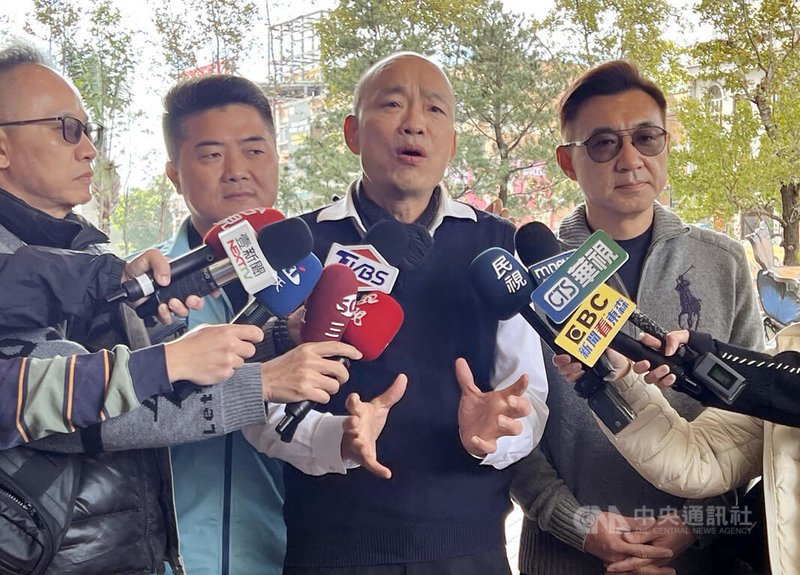 國民黨不分區立委當選人韓國瑜（右2）宣布將與立委江啟臣（右）搭檔爭取立法院正副院長，對於立委傅崐萁也表態爭取立院龍頭，韓國瑜21日在台中受訪時表示，個別委員行動，他不予評論。中央社記者郝雪卿攝  113年1月21日