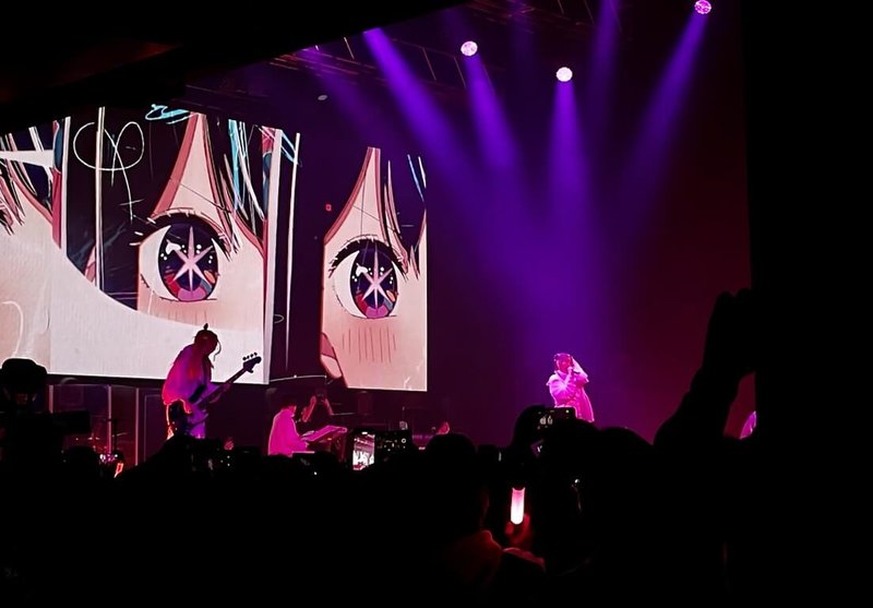 日本人氣音樂組合YOASOBI訪台，21日晚間在新北市Zepp New Taipei開唱，全場熱唱80分鐘無冷場，安可曲則帶來動畫「我推的孩子」主題曲Idol。（讀者提供）中央社記者葉冠吟傳真 113年1月21日