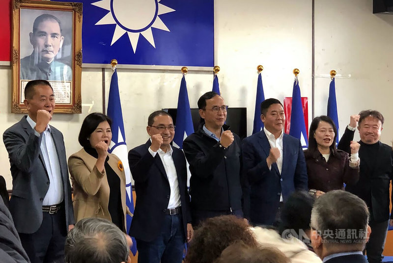 國民黨雲林縣黨部21日舉辦2024總統及立委選舉選後感恩茶會，黨主席朱立倫（中）、新北市長侯友宜（左3）、雲林縣長張麗善（左2）等人出席。中央社記者黃國芳攝  113年1月21日