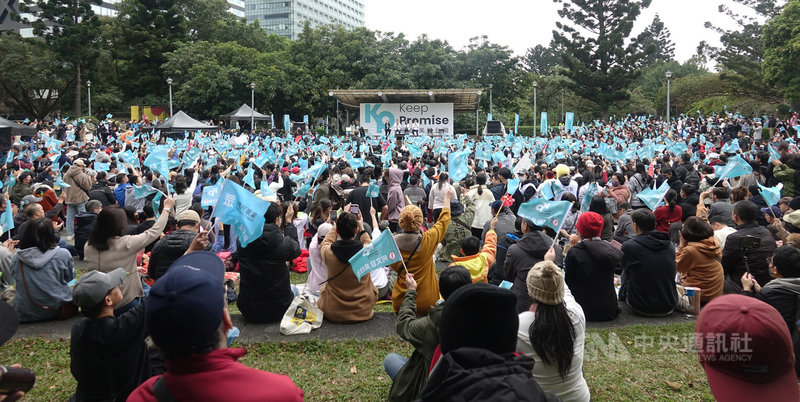 台灣民眾黨21日下午在台北榮星花園舉辦謝票活動，許多支持者到場參與，在台下揮舞旗幟，熱烈響應舞台活動。中央社記者趙世勳攝　113年1月21日