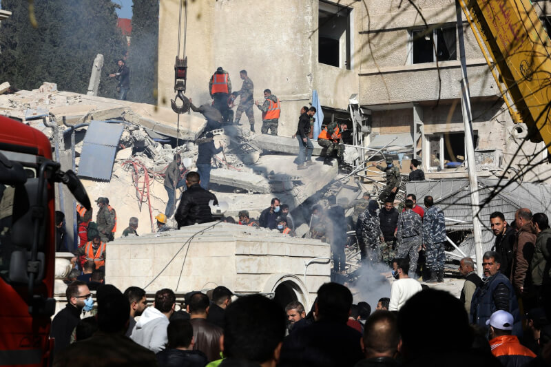伊朗20日指責以色列在敘利亞首都大馬士革發動空襲，造成伊朗革命衛隊的5名成員喪生。圖為救援人員被炸毀建築物中搜救。（法新社）