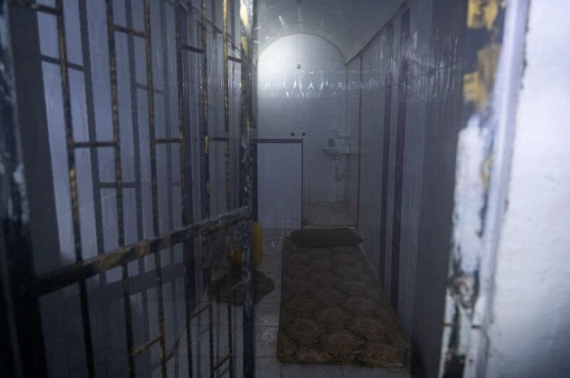 以色列軍方表示，在加薩走廊南部的地下迷宮中發現1間狹窄的牢房，軍方稱哈瑪斯曾在此關押約20名人質。（Israel Defense Forces/Handout via 路透社）