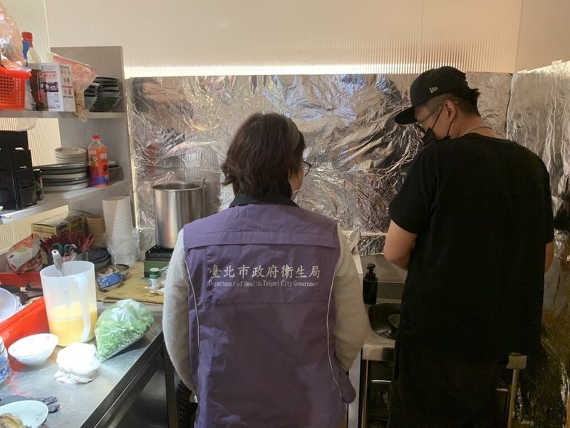 網紅「超哥」經營的餐廳遭民眾檢舉用餐環境不佳等情形,台北市衛生局22日派員前往稽查,發現抹布不潔、現場工作人員沒穿戴整潔的工作帽等多項缺失,並開立限期改善通知單。(台北市衛生局提供)中央社記者陳昱婷傳真 113年1月22日