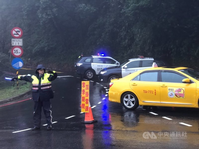 寒流南下，全台持續降溫，中央氣象署預估陽明山有機率降雪。台北市警察局交通警察大隊22日表示，為防止路面結冰而發生事故，警方將依氣象署宣布下雪時，同步啟動管制機制，已規劃三階段交通應變管制措施。（翻攝照片）中央社記者黃麗芸傳真  113年1月22日