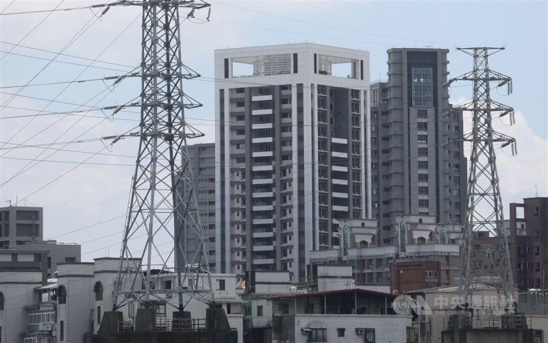 图为新北市芦洲区紧邻住宅区的高压电塔。（中央社档案照片）