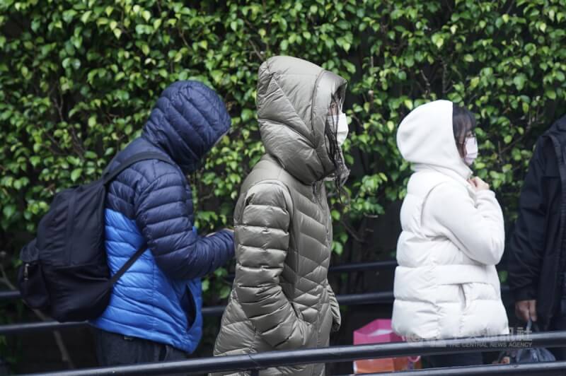圖為22日上午北市中正區民眾穿著厚重衣物保暖。中央社記者徐肇昌攝 113年1月22日