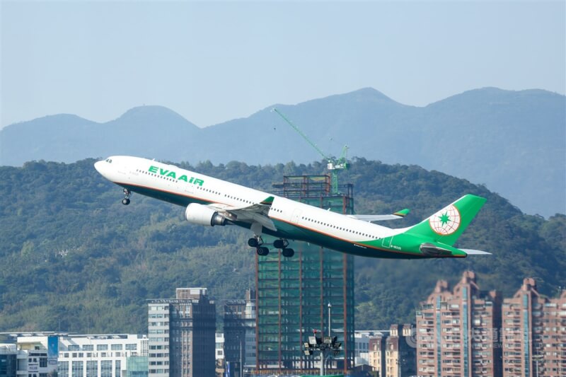 圖為一架長榮航空班機自台北松山機場起飛。（中央社檔案照片）