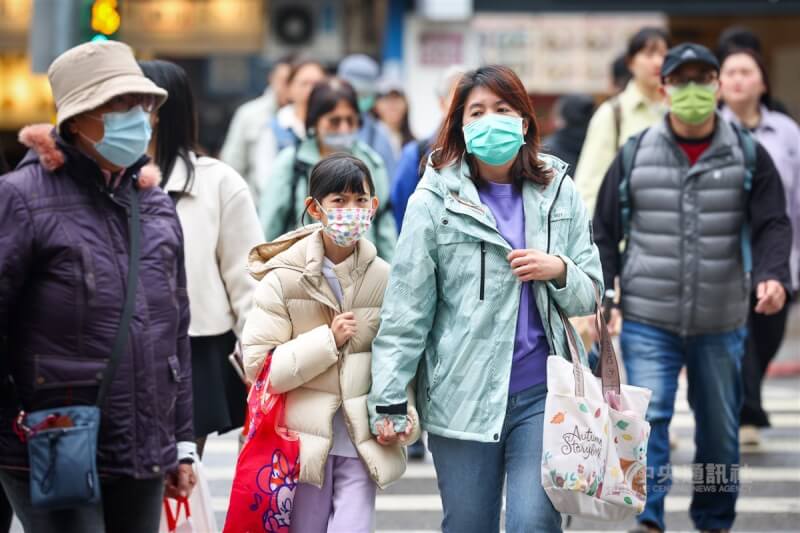 台北市中正區外出民眾穿起保暖外套抵擋寒風。（中央社檔案照片）