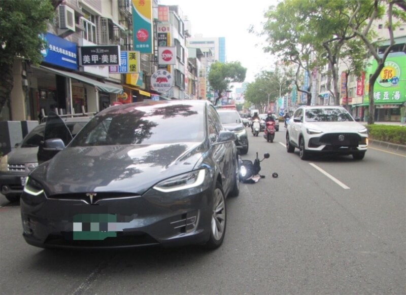 高雄市警察局苓雅分局民權路派出所指出，楊姓女子18日駕駛特斯拉沿光華一路由南向北行駛，違規併排臨停時，車頭碰撞同向行駛的24歲馮姓騎士，造成馮女及站立於機車前踏板處的3歲楊童摔倒，楊童重傷不治。（高雄警分局提供）中央社記者張已亷傳真 113年1月22日