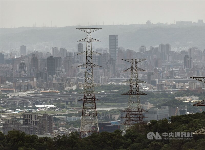 圖為台北近郊輸電塔。（中央社檔案照片）