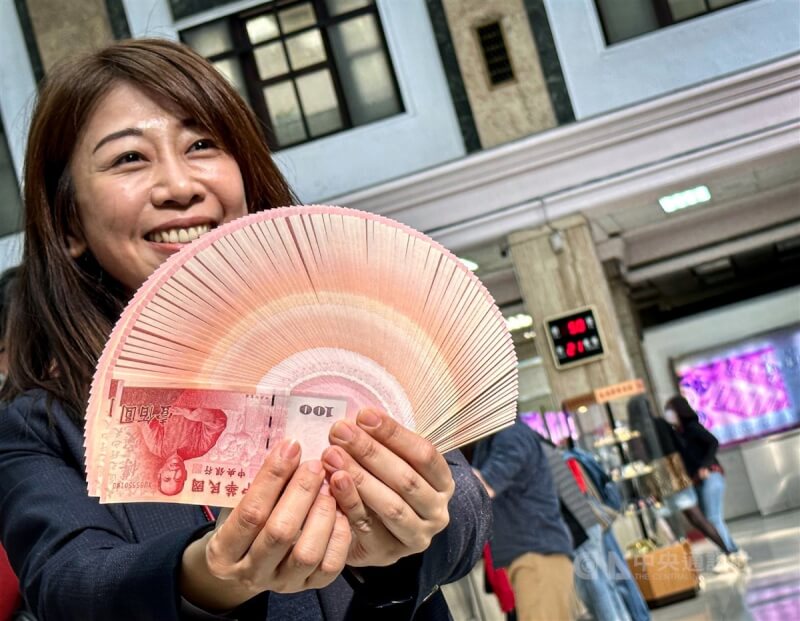 圖為台灣銀行人員展示新鈔。（中央社檔案照片）