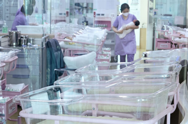 圖為去年12月首爾一家產後護理中心空蕩蕩的新生兒室。（韓聯社）