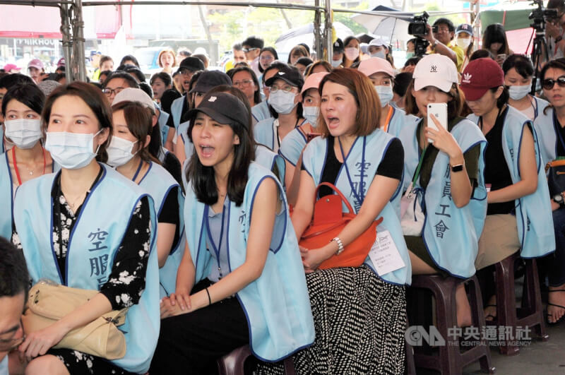 圖為2019年長榮空服員罷工。(中央社檔案照片)