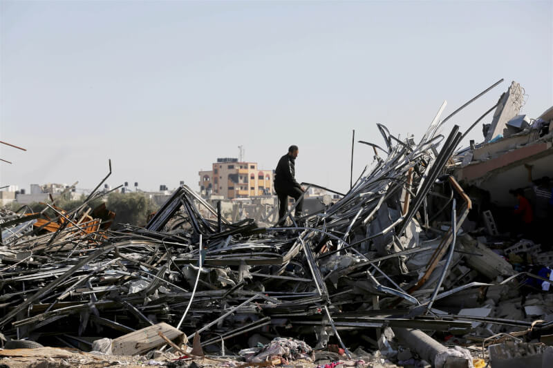 圖為以色列襲擊加薩走廊後，1月20日在中部地區造成破壞。（安納杜魯新聞社）