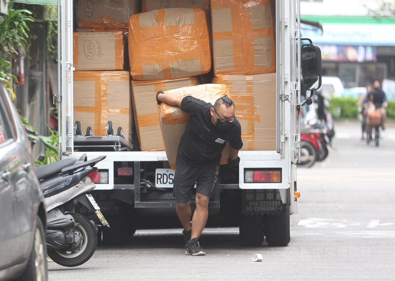 圖為台北市信義區民眾搬運貨物。（中央社檔案照片）
