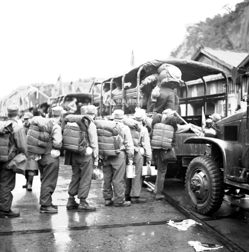 除了142名不能坐船的傷病義士搭機於民國43年1月23日抵達台北外，另有1萬4000多名留韓反共義士於25日至27日先後抵達基隆港，圖為他們登上準備好的汽車行列。（中央社檔案照片）