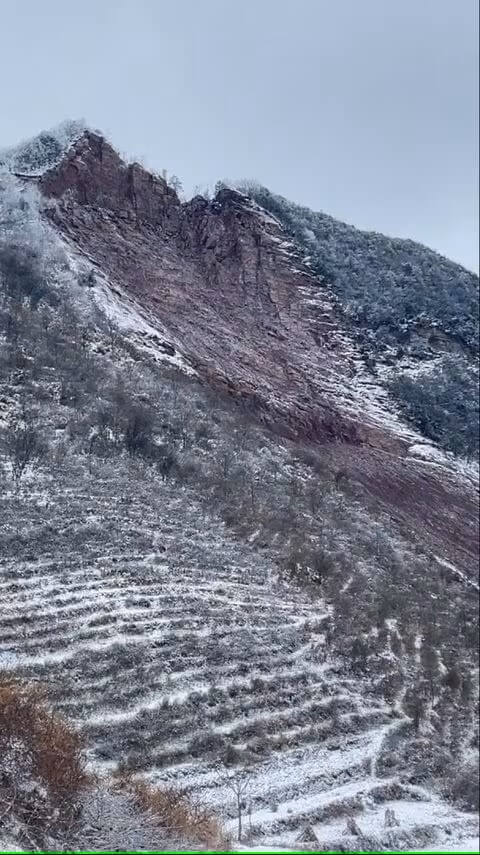 社群媒體上影片顯示中國雲南省昭通市涼水村土石流的景象。（路透社）