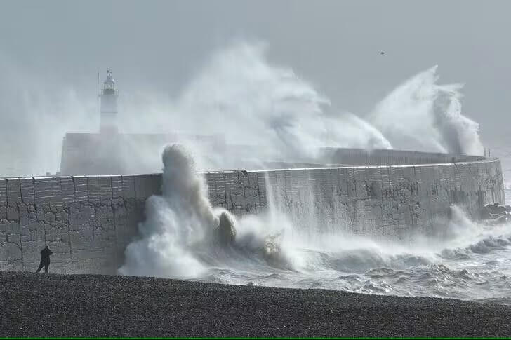 伊莎風暴襲擊英國，英格蘭南部海岸22日出現巨浪。（路透社）