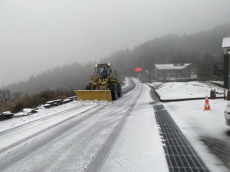 寒流報到，合歡山23日凌晨開始下雪，小風口積雪2至3公分，出動鏟雪機清除道路積雪，昆陽至大禹嶺路段限加掛雪鏈通行。（太魯閣國家公園管理處提供）中央社記者李先鳳傳真 113年1月23日