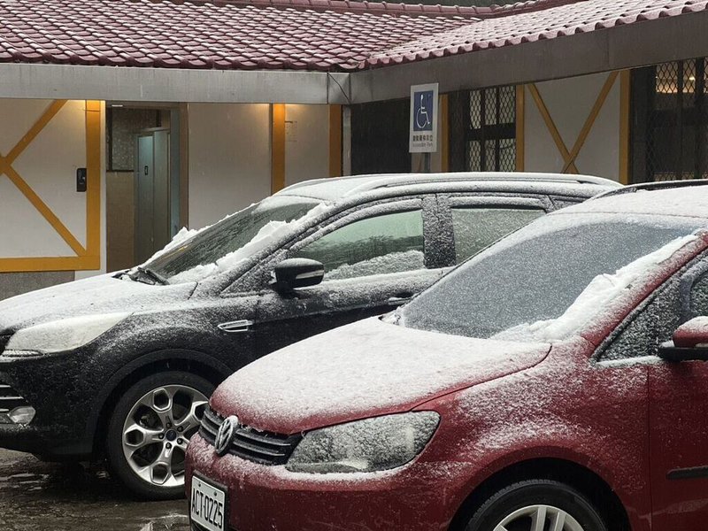 寒流來襲,福壽山農場天池、露營區23日清晨降雪,車子也覆蓋了一層白雪。(民眾提供)中央社記者趙麗妍傳真 113年1月23日