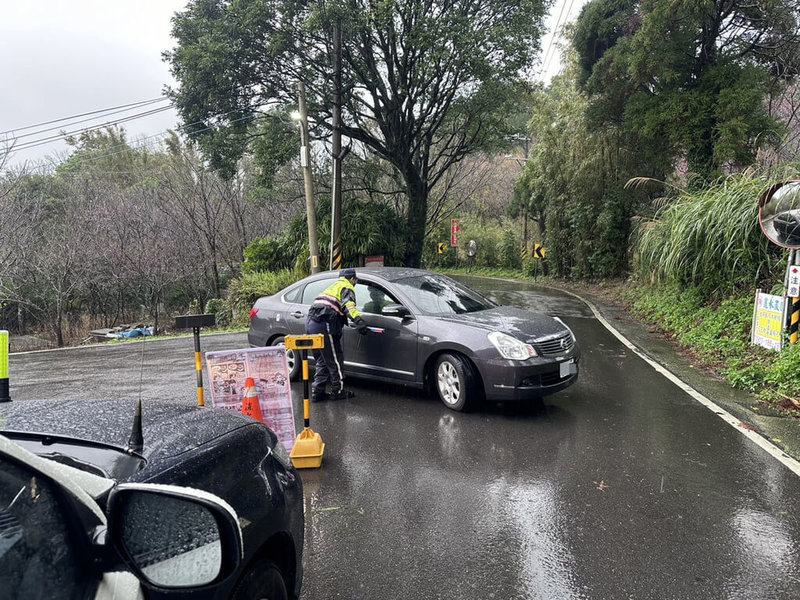 寒流發威，陽明山飄雪，新北市淡水警方預期山區將湧入賞雪人潮，自23日清晨6時起於101甲線道與圍內路口實施交通管制，禁止未加裝雪鏈車輛進入。（淡水警方提供）中央社記者高華謙傳真 113年1月23日