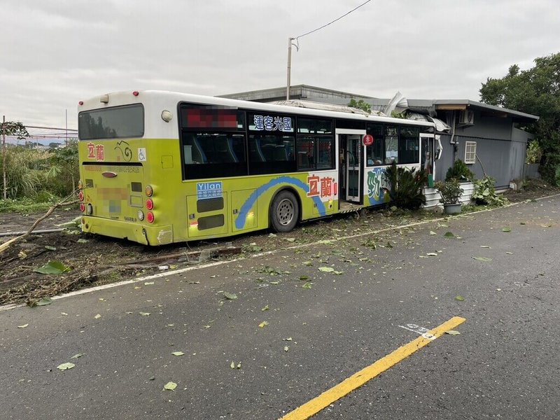 「宜蘭勁好行」國光客運23日行經五結鄉季水路時，因不明原因撞向對向鐵皮屋民宅，5名傷者經醫院處置與觀察後都已離開醫院，車禍原因仍待調查。（警方提供）中央社記者沈如峰宜蘭縣傳真  113年1月23日