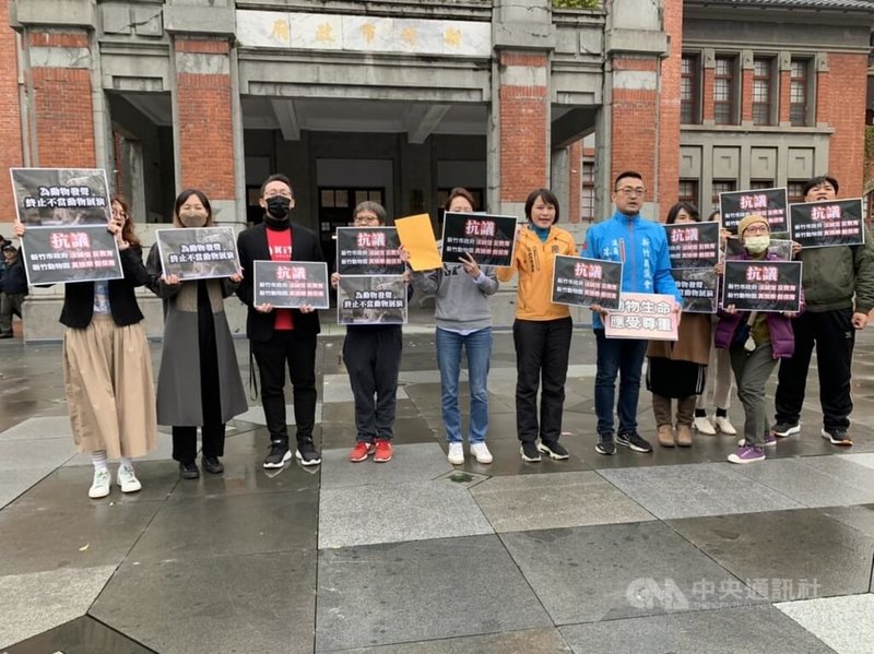 動保團體23日前往新竹市政府抗議，指出竹市立動物園為公立場所，應停止引進不適合被人類飼養物種，落實動物保護原則，並讓既有飼養動物在自然死亡後逐漸退場，但園方又引入新的老虎，漠視動物福利。中央社記者郭宣彣攝  113年1月23日