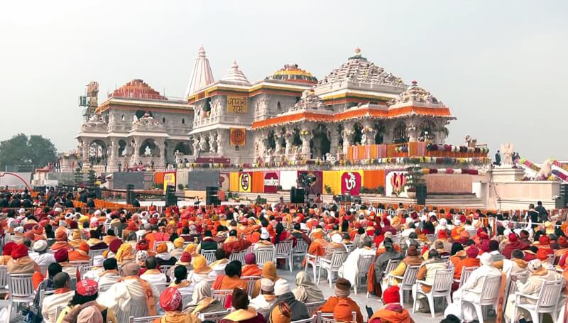 印度教聖城阿尤德的羅摩神廟22日舉行神像開光儀式，聚集大批信眾。（ANI新聞社）