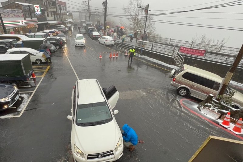 寒流來襲，桃園市復興區後山凌晨相繼飄雪，大溪警分局23日在拉拉山遊客服務中心前、巴陵派出所前實施交通管制，車輛若沒有加裝雪鏈禁止進入。（桃園市警局大溪分局提供）中央社記者吳睿騏桃園傳真  113年1月23日